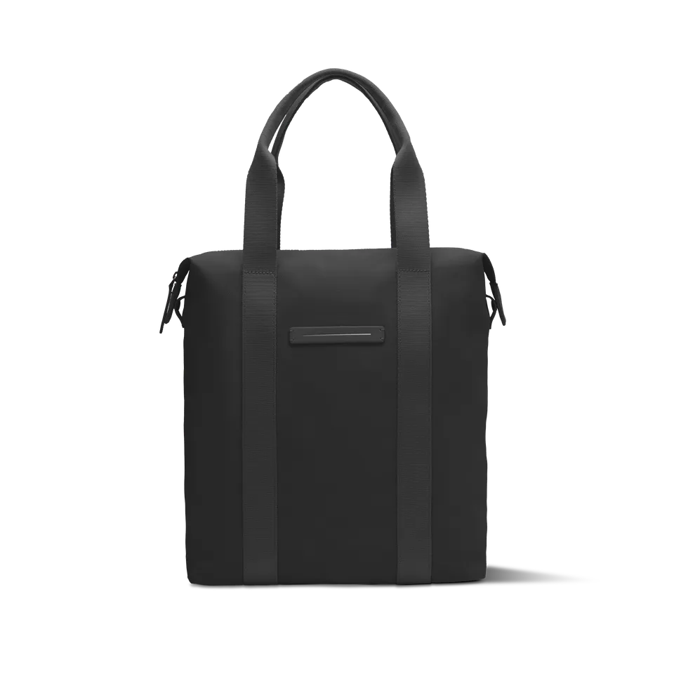 horizn-studios-sofo-vertical-tote-in-all-black-shopper-tasche-aus-recyceltem-was image 1