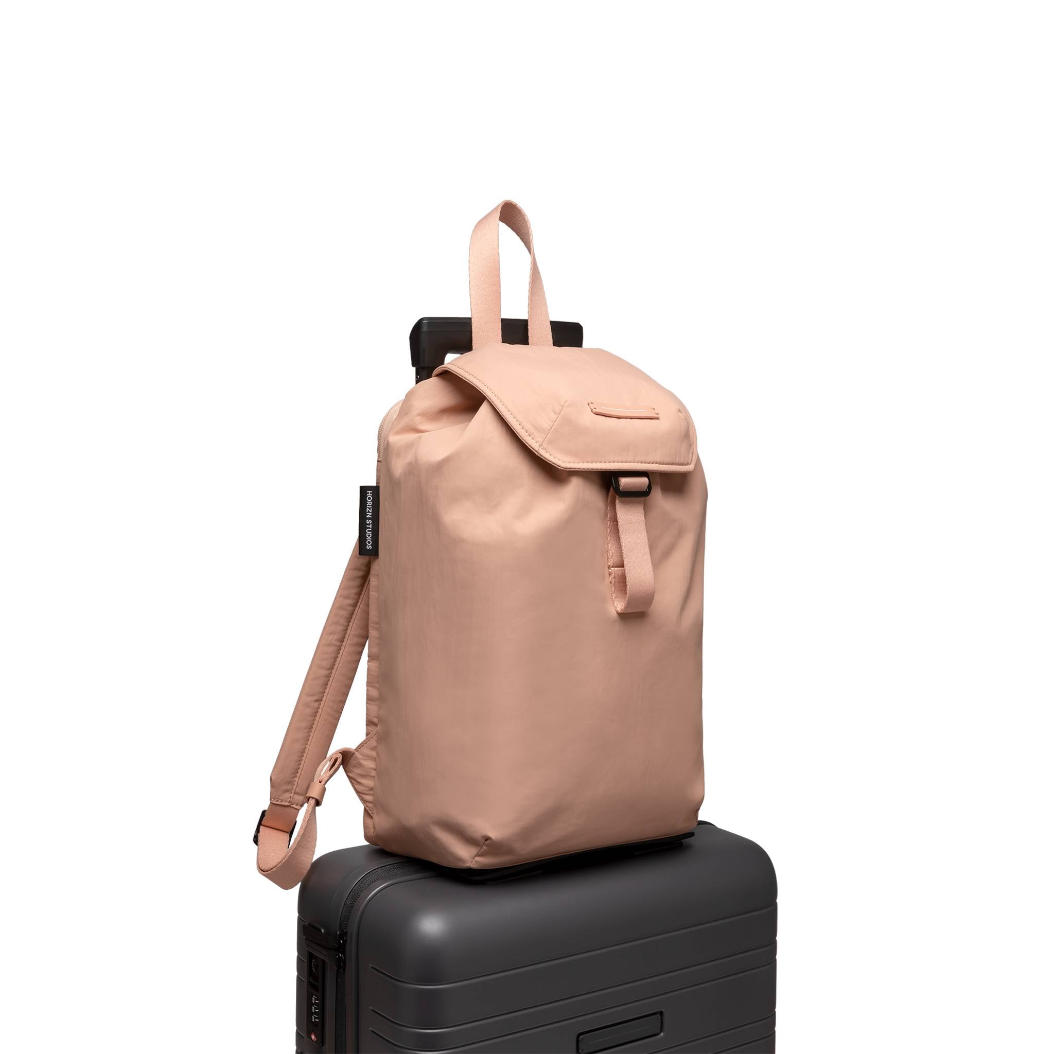 horizn-studios-chiado-backpack-sand-rose-rucksack-aus-recyceltem-nylon image 7