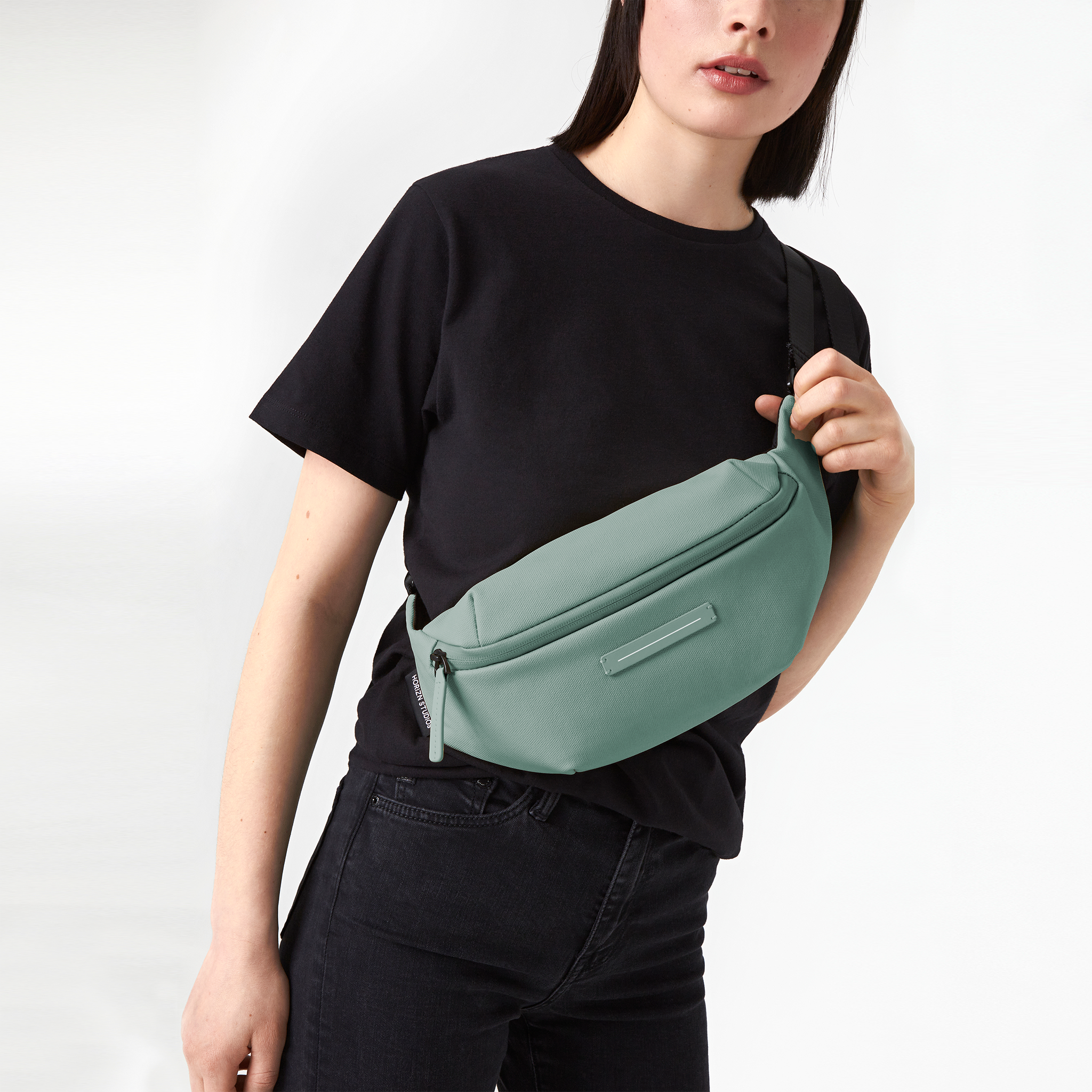 horizn-studios-sofo-cross-body-bag-in-marine-green-recycelte-wasserabweisende-ba image 6